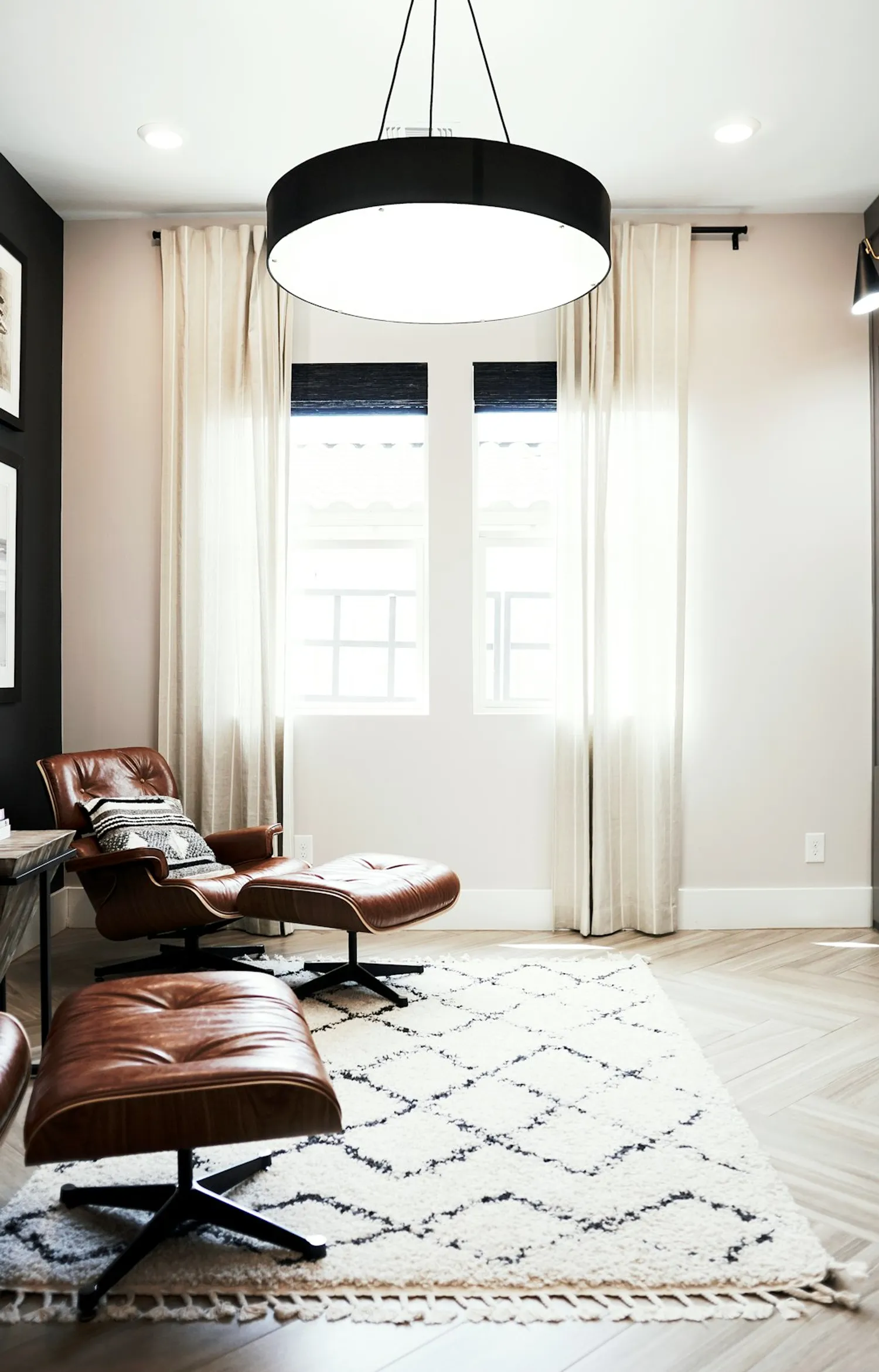 The Fusion of Technology and Luxury in Modern Office Decor Photo